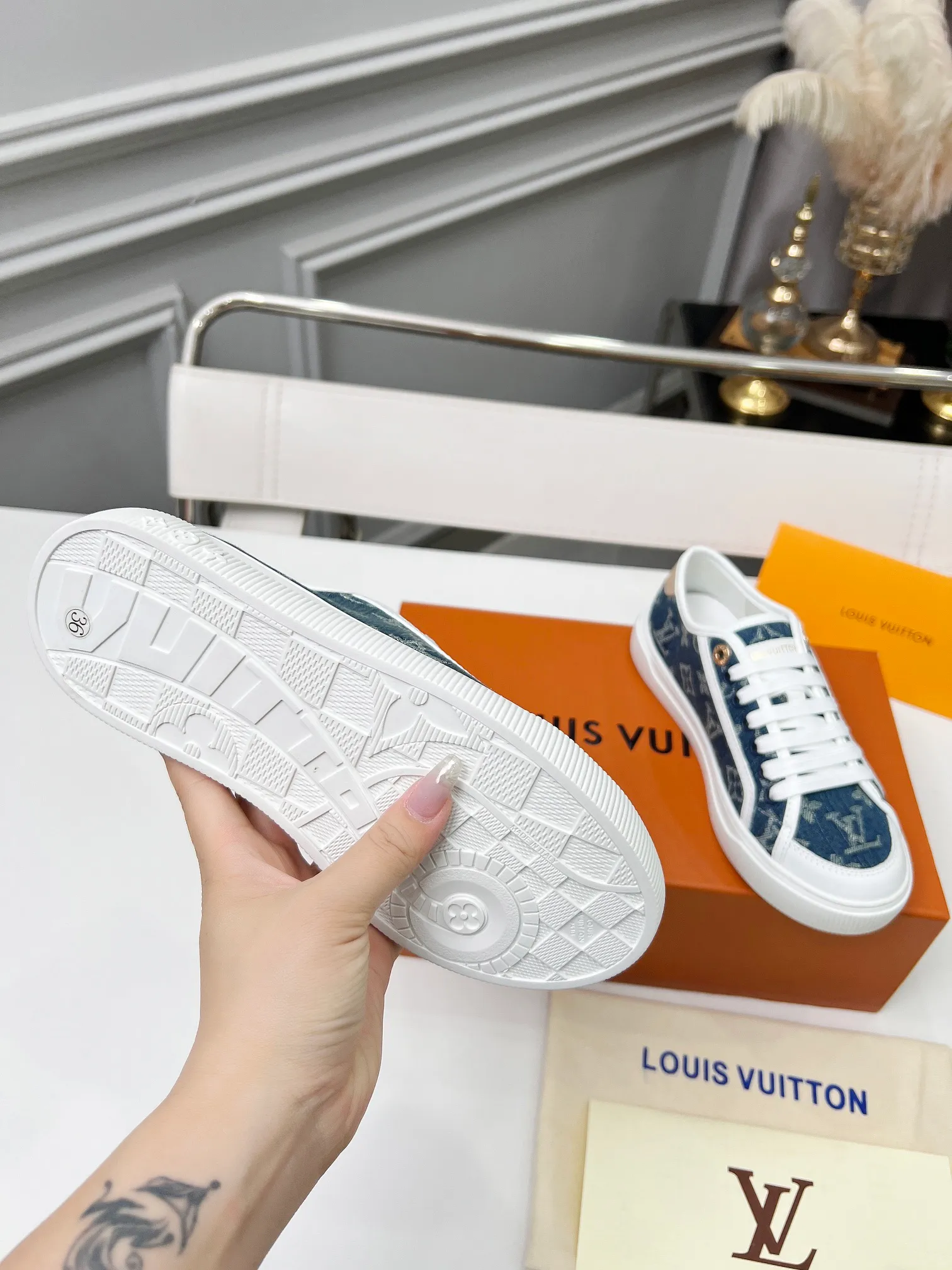 👟👟Ex-factory price 440👟👟 New arrival🆕 The hottest early spring model is coming. LV Lagoon sneakers are made of Monogram denim, injecting a retro flavor into the classic design. Leather trimmings pop out with the Louis Vuitton logo, while stenciled eyelets, trim and laces add to the refined details, and a rubber outsole embellished with Monogram flowers completes the look. Code number: 35~41, multiple colors available! Oil edges + TPU outsole + drawer box packaging